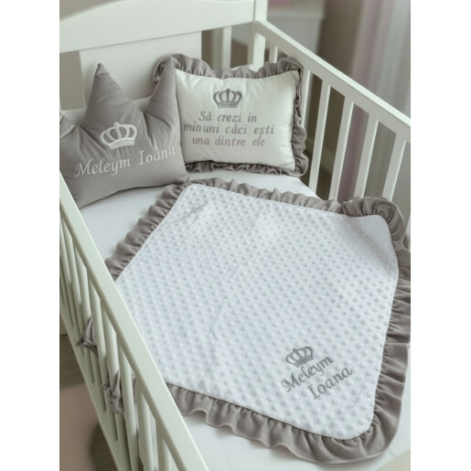 Set 3 piese pentru Botez sau Babyshower, cu Paturica Personalizata bebelusi, din catifea Gri si mincky alb, cu volanase asortate + perna personalizata cu mesaj + perna decorativa bebe Coronita Deseda