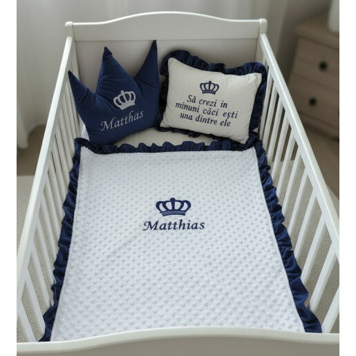 Set 3 piese pentru Botez sau Babyshower, cu Paturica Personalizata bebelusi, din catifea Bleumarin si mincky alb, cu volanase asortate + perna personalizata cu mesaj + perna decorativa bebe Coronita Deseda