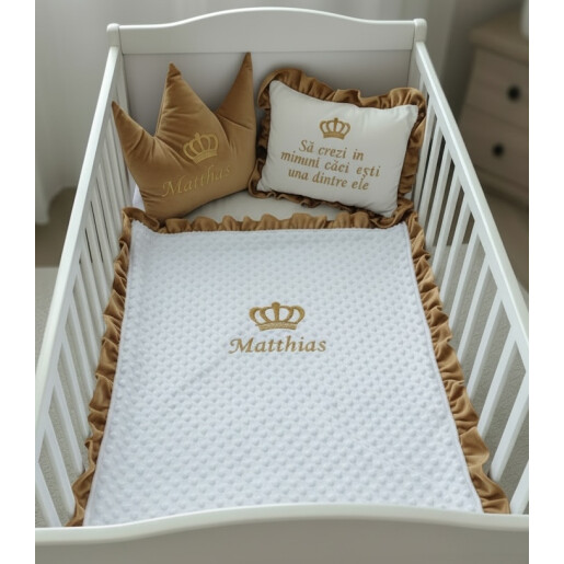 Set 3 piese pentru Botez sau Babyshower, cu Paturica Personalizata bebelusi, din catifea Bej aurie si mincky alb, cu volanase asortate + perna personalizata cu mesaj + perna decorativa bebe Coronita Deseda