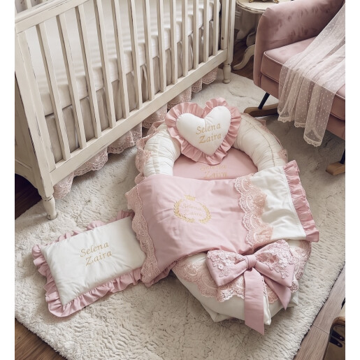 Patut bebe + saltea + Lenjerie de pat personalizata bebe cu 4 apărători perne matlasate fundițe și dantela LUX roz pudra - Ivory