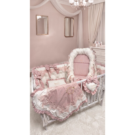 Patut bebe + saltea + Lenjerie de pat personalizata bebe cu 4 apărători perne matlasate fundițe și dantela LUX roz pudra - Ivory