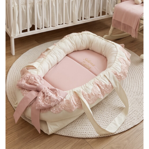 Cuib baby nest bebelusi DeLuxe din bumbac, Personalizat si cu dantela, mânere, salteluta matlasata detașabilă Deseda ivory-roz pudra