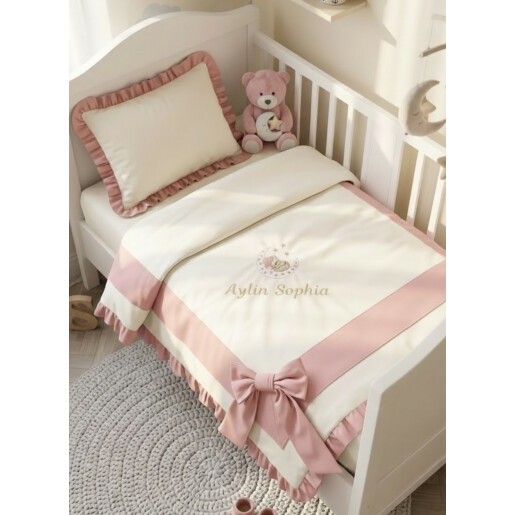 Lenjerie de pat Personalizata, pentru bebelusi cu husa pilota + husa perna + cearsaf cu elastic roata Ursulet cu fundita Roz pudrat