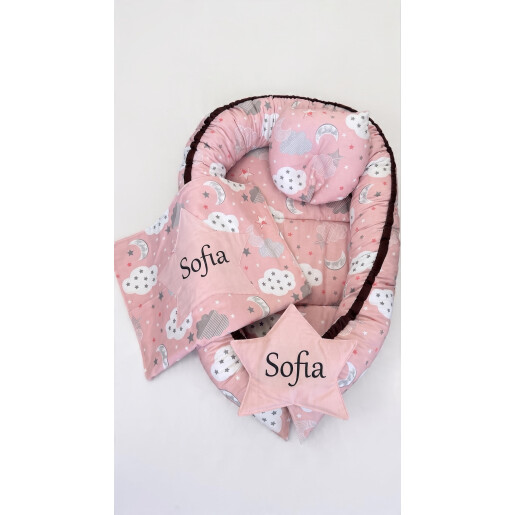 Set 3 piese Babynest personalizat cu desfacere, pt  bebelusi + paturica + pernuta formare cap, Stelute gri pe roz  Deseda