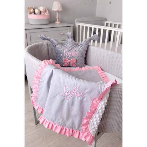 Paturica Personalizata pentru bebeluși bumbac - Mincky cu volanase cu broderie font de mana 
