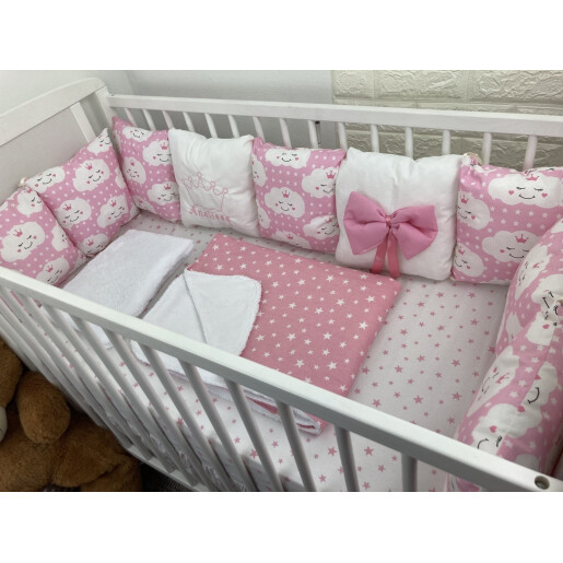 Pat + Saltea + Lenjerie pătuț bebeluși Personalizata cu 7 pernuțe cu volanase, cearșaf cu Volanas, păturică și pernuțe slim Bleumarin-stelute bleumarin pe alb