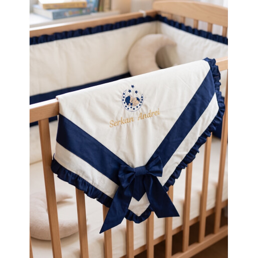 Lenjerie de pat Personalizata, pentru bebelusi cu husa pilota + husa perna + cearsaf cu elastic roata Ursulet cu fundita Bleumarin