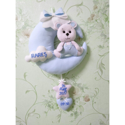 Decoratiune personalizata, Urs pe luna Albastru pal - alb, de agățat la baldachin, pe perete sau la pătuț bebeluși