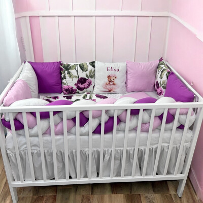 Lenjerie Personalizata cu aparatori din 7 pernute pufoase + împletitura, perna paturica si cearsaf cu volan Deseda Mov-Flori de liliac