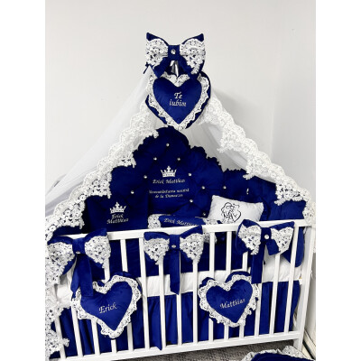 Pat + Saltea + Lenjerie pătuț bebeluși Princess Lux din Catifea cu apărători matlasate, cearșaf, păturică și pernuta și baldachin cu suport Bleumarin si dantela alba