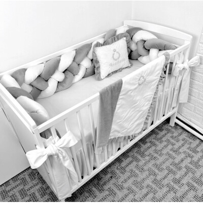 Lenjerie cu apărătoare împletită în 4, 240 cm, din CATIFEA + cearșaf + plăpumioară + pernuta slim Deseda LUX Gri - alb