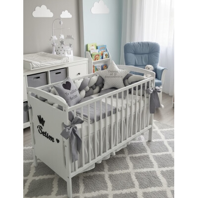 Patut + saltea + Lenjerie de pat cu apărătoare împletită în 4 Gri pal- alb + pernuțe personalizate Deseda