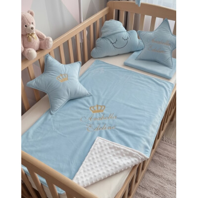 Paturica Personalizata din catifea si mincky alb si broderie scriere caligrafica Deseda Baby Blue