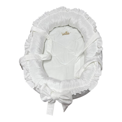 Cuib baby nest bebelusi DeLuxe din Catifea Alba cu volanase, mânere, salteluta matlasata detașabilă