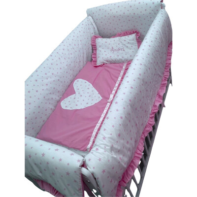 Lenjerie de pat Maxi steluțe roz pe alb, cu volanase roz, inimioara și personalizare cu nume