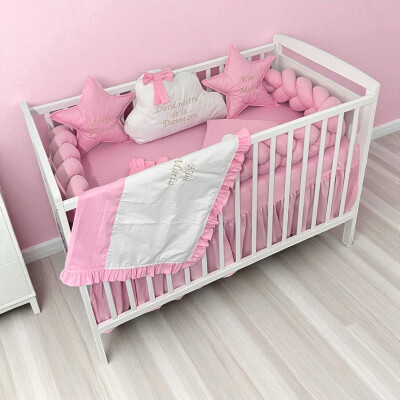 Lenjerie cu apărătoare împletită în 3, 240 cm , 3 perne deco + cearșaf + păturică Deseda Deseda Roz baby