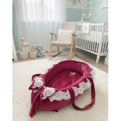 Cuib baby nest bebelusi DeLuxe din Catifea, Personalizat si cu dantela Alba, mânere, salteluta matlasata detașabilă Deseda Roz ciclam inchis