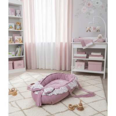 Cuib baby nest bebelusi DeLuxe din Catifea, Personalizat si cu dantela Alba, mânere, salteluta matlasata detașabilă Deseda Roz pudra