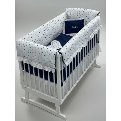 Lenjerie de pat Maxi steluțe bleumarin pe alb, cu volanase albe, inimioara și personalizare cu nume