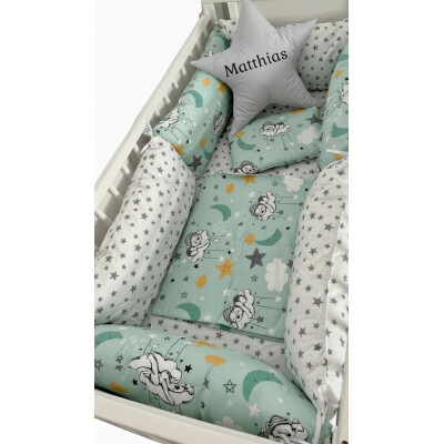 Lenjerie cu 6 bucati Perne Lungi protectii laterale patut, cearșaf, păturică și pernuta Deseda Ursi somnoroși vernil - steluțe gri pe alb