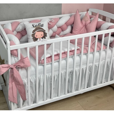 Patut + saltea + Lenjerie de pat cu apărătoare împletită în 4 Roz somon- alb + 2 pernuțe personalizate Deseda