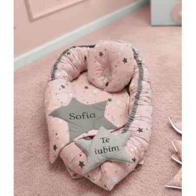 Set 3 piese Babynest personalizat cu desfacere, pt  bebelusi + paturica + pernuta formare cap, Stelute gri pe roz  Deseda