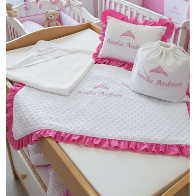 Set pentru botez Paturica Personalizata Mincky alb cu volanase + prosopel cu capison personalizat