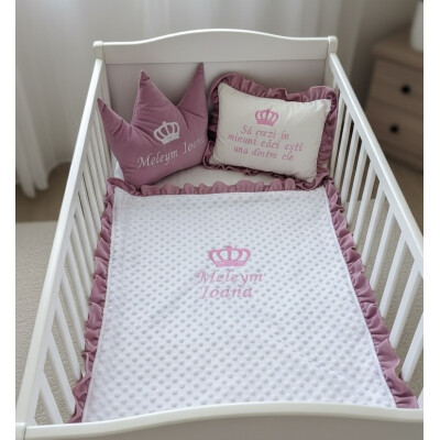Set 3 piese pentru Botez sau Babyshower, cu Paturica Personalizata bebelusi, din catifea Roz pudrati si mincky alb, cu volanase asortate + perna personalizata cu mesaj + perna decorativa bebe Coronita Deseda