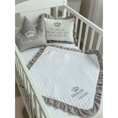 Set 3 piese pentru Botez sau Babyshower, cu Paturica Personalizata bebelusi, din catifea Gri si mincky alb, cu volanase asortate + perna personalizata cu mesaj + perna decorativa bebe Coronita Deseda