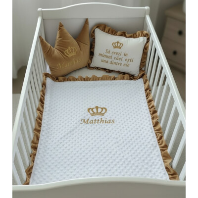 Set 3 piese pentru Botez sau Babyshower, cu Paturica Personalizata bebelusi, din catifea Bej aurie si mincky alb, cu volanase asortate + perna personalizata cu mesaj + perna decorativa bebe Coronita Deseda