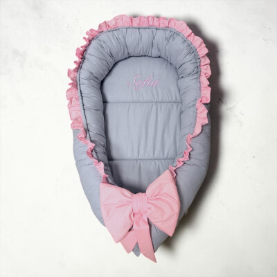 Cuib PERSONALIZAT babynest bebelusi cu desfacere si volanase Roz baby - gri Elegance by Deseda