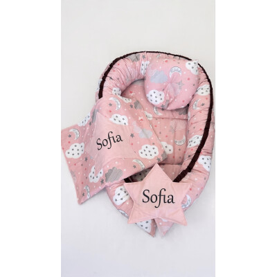 Set 3 piese Babynest personalizat cu desfacere, pt  bebelusi + paturica + pernuta formare cap, Stelute gri pe roz  Deseda