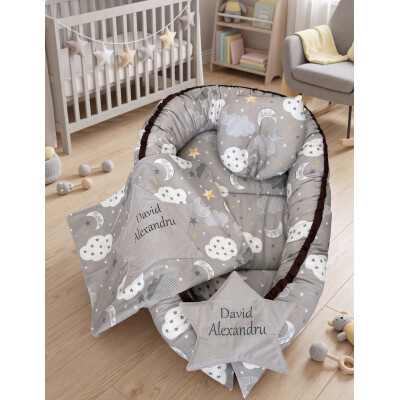 Set 3 piese Babynest personalizat cu desfacere, pt  bebelusi + paturica + pernuta formare cap, Stelute gri pe gri  Deseda