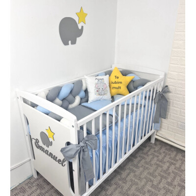 Patut Personalizat cu nume și Elefantel + saltea + Lenjerie de pat cu apărătoare împletită în 4 Albastru pal - gri pal + pernuțe personalizate Deseda Elefantel