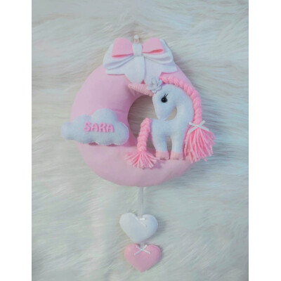 Decoratiune personalizata, Unicorn roz pal pe luna , de agățat la baldachin, pe perete sau la pătuț bebeluși