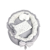 Set cuib baby nest bebelusi cu volanase gri - stelute gri pe alb LUX by Deseda + păturică + pernuta