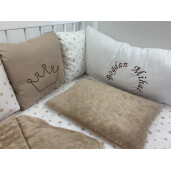 Pat + Saltea + Lenjerie Personalizata cu aparatori din 7 pernute pufoase, perna paturica si cearsaf cu volan+ baldachin cu suport, Deseda Bej - Stelute bej pe alb