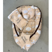 Set 3 piese Babynest personalizat cu desfacere, pt  bebelusi + paturica + pernuta formare cap, Stelute maro pe bej Deseda