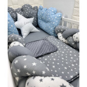 Lenjerie de pat cu 3 norisori, impletitura, cearsaf, paturica si pernuta pt bebelusi Deseda Mix stelute gri - bleo