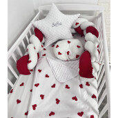 Set 5 piese Lenjerie de pat cu aparatoare impletita, port bebe si cuib babynest cu desfacere Deseda Inimioare rosii pe alb