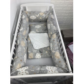 Lenjerie cu 6 bucati Perne Lungi protectii laterale patut, cearșaf, păturică și pernuta Deseda Norisori gri- bej