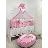 Pat + saltea + Lenjerie de pat cu 4 apărători matlasate Bicolore + lenjerie cu fundițe+ baldachin cu suport și inimioara Roz - alb