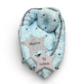 Set 3 piese Babynest personalizat cu desfacere, pt  bebelusi + paturica + pernuta formare cap, Stelute gri pe bleo Deseda