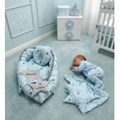 Set 3 piese Babynest personalizat cu desfacere, pt  bebelusi + paturica + pernuta formare cap, Stelute gri pe bleo Deseda