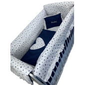 Lenjerie de pat Maxi steluțe bleumarin pe alb, cu volanase bleumarin, inimioara și personalizare cu nume