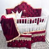 Lenjerie pătuț bebeluși din Catifea Vișinie cu apărători matlasate, cearșaf, cuvertură pat și pernuta