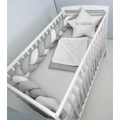 Lenjerie cu apărătoare împletită în 3, 240 cm , 3 perne deco + cearșaf + păturică Deseda Gri pal - alb