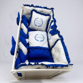 Lenjerie de pat cu apărători matlasate și perna deco și fundițe colorate Deseda Albastru Royal