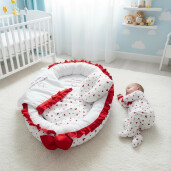 Set 4 piese Cuib baby nest bebelusi cu volanase + paturica + pernuta formare cap, Inimioare rosii LUX by Deseda