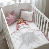 Paturica Personalizata din catifea si mincky alb, cu volanase asortate